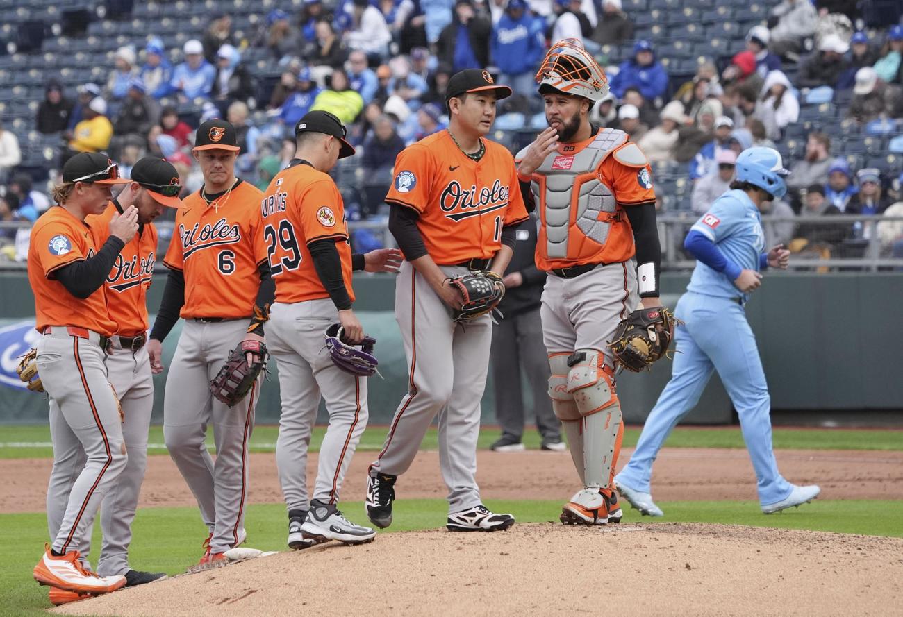 ロイヤルズ戦の6回途中、降板するオリオールズ・菅野（左から5人目）＝カンザスシティー（共同）