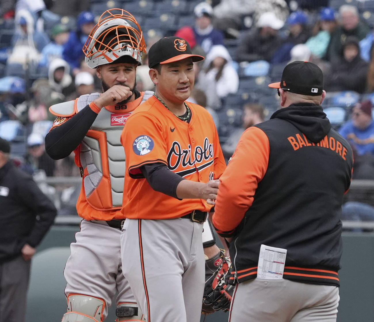 ロイヤルズ戦の6回途中、降板するオリオールズ・菅野＝カンザスシティー（共同）