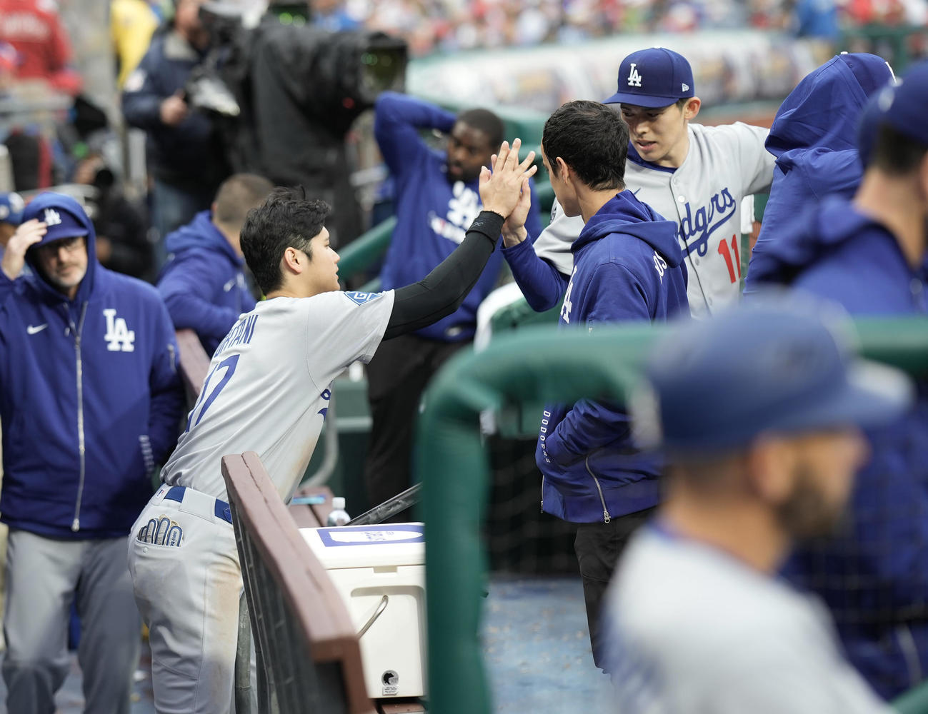 フィリーズ対ドジャース　5回裏フィリーズ無死一、二塁、降板した佐々木（右端）をベンチでタッチをする大谷（撮影・菅敏）