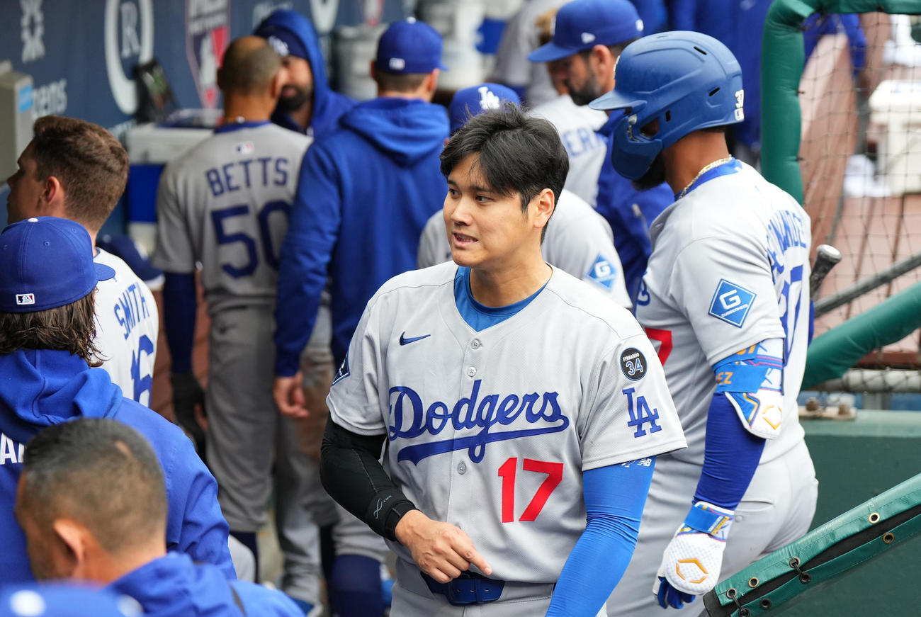 フィリーズに敗れ、厳しい表情で引き揚げる大谷翔平（中央）（撮影・菅敏）