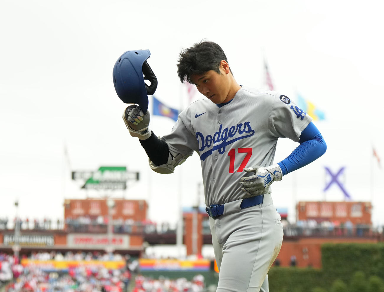 フィリーズ対ドジャース　9回表ドジャース無死、一ゴロに倒れ、ベンチに戻る大谷（撮影・菅敏）