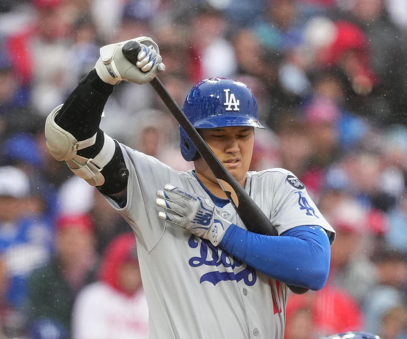 フィリーズ対ドジャース　3回表ドジャース無死、雨でぬれたバットを拭き取る大谷（撮影・菅敏）