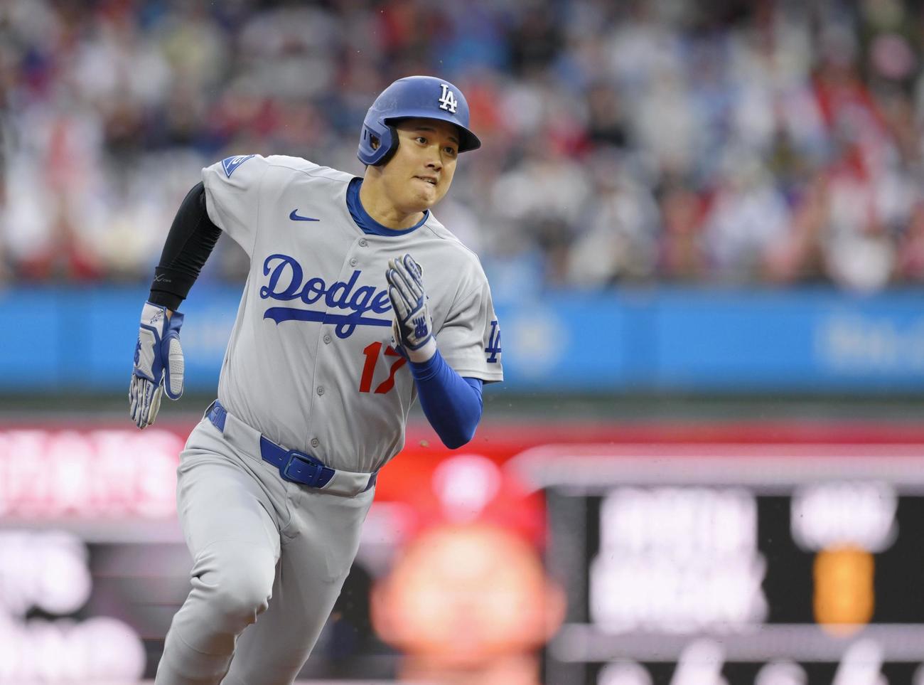 フィリーズ戦の7回、ベッツの適時二塁打で三塁に進むドジャース・大谷＝フィラデルフィア（共同）