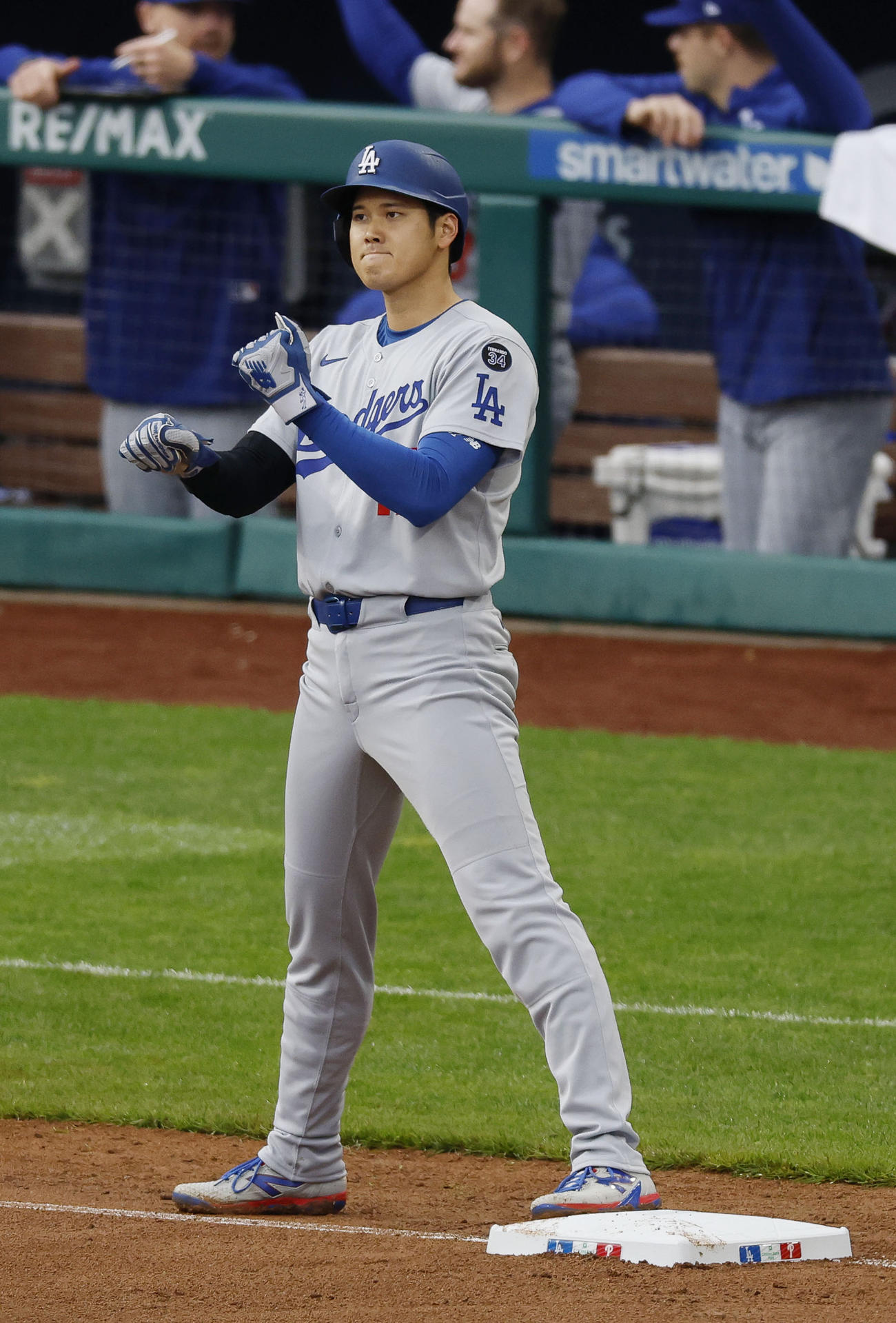 フィリーズ戦の7回、ベッツの適時二塁打で三塁に進んだドジャース・大谷＝フィラデルフィア（共同）