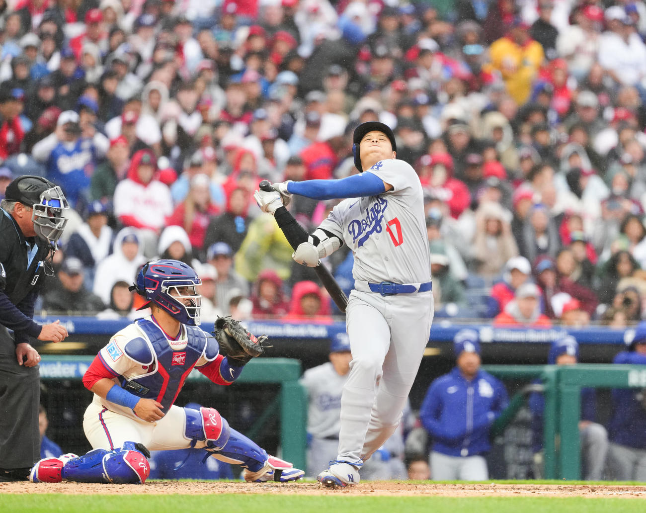 フィリーズ対ドジャース　3回表ドジャース無死、空振りの三振に倒れる大谷（撮影・菅敏）