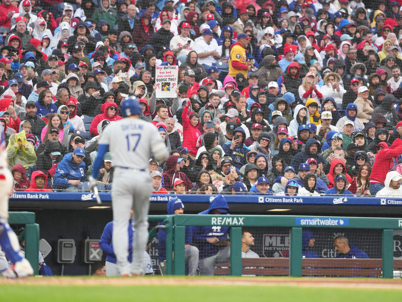 フィリーズ対ドジャース　3回表ドジャース無死、空振りの三振に倒れ、ベンチに戻る大谷（撮影・菅敏）