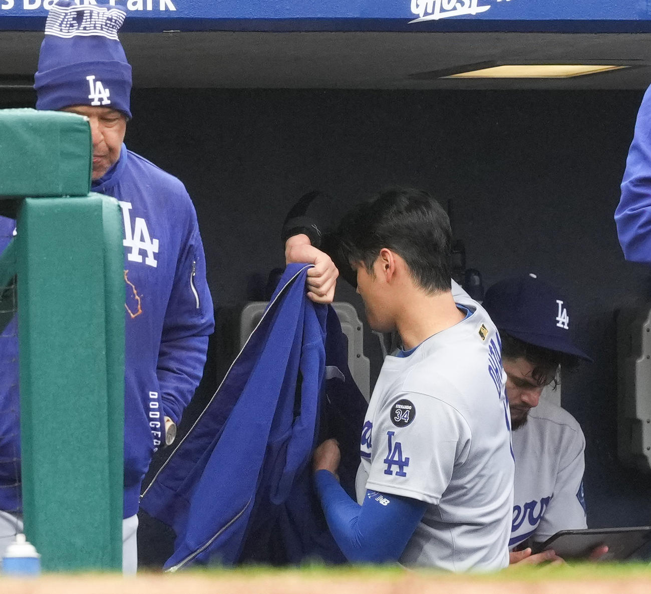 フィリーズ対ドジャース　5回表ドジャース無死、空振りの三振に倒れ、ベンチでジャケットを着る大谷（撮影・菅敏）