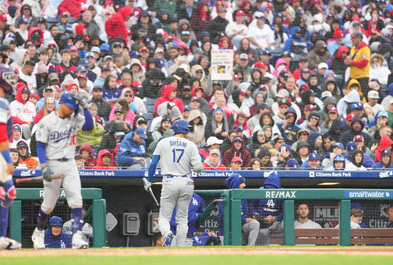 フィリーズ対ドジャース　3回表ドジャース無死、空振りの三振に倒れ、ベンチに戻る大谷（撮影・菅敏）