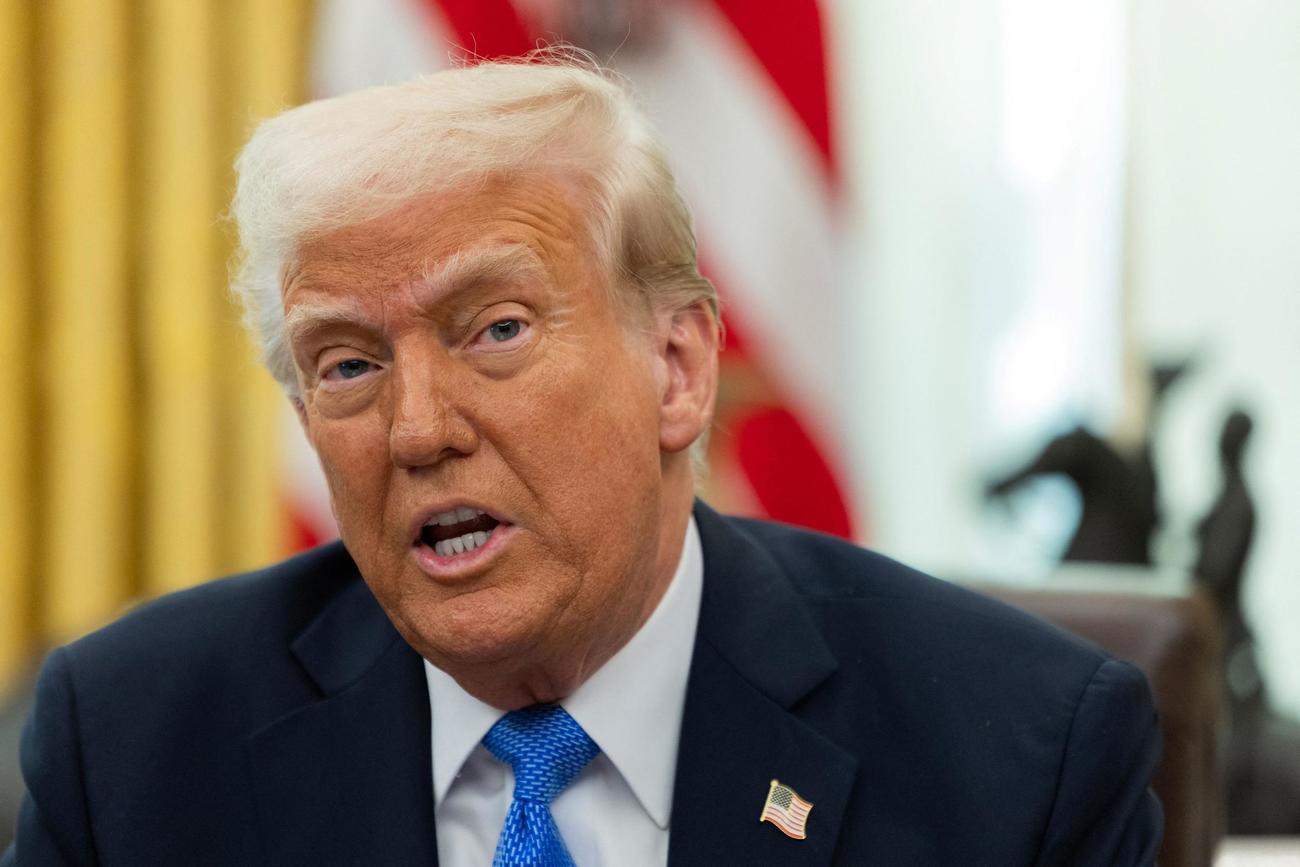 ホワイトハウスのオーバルオフィスで演説するトランプ大統領（2025年3月21日、ロイター）