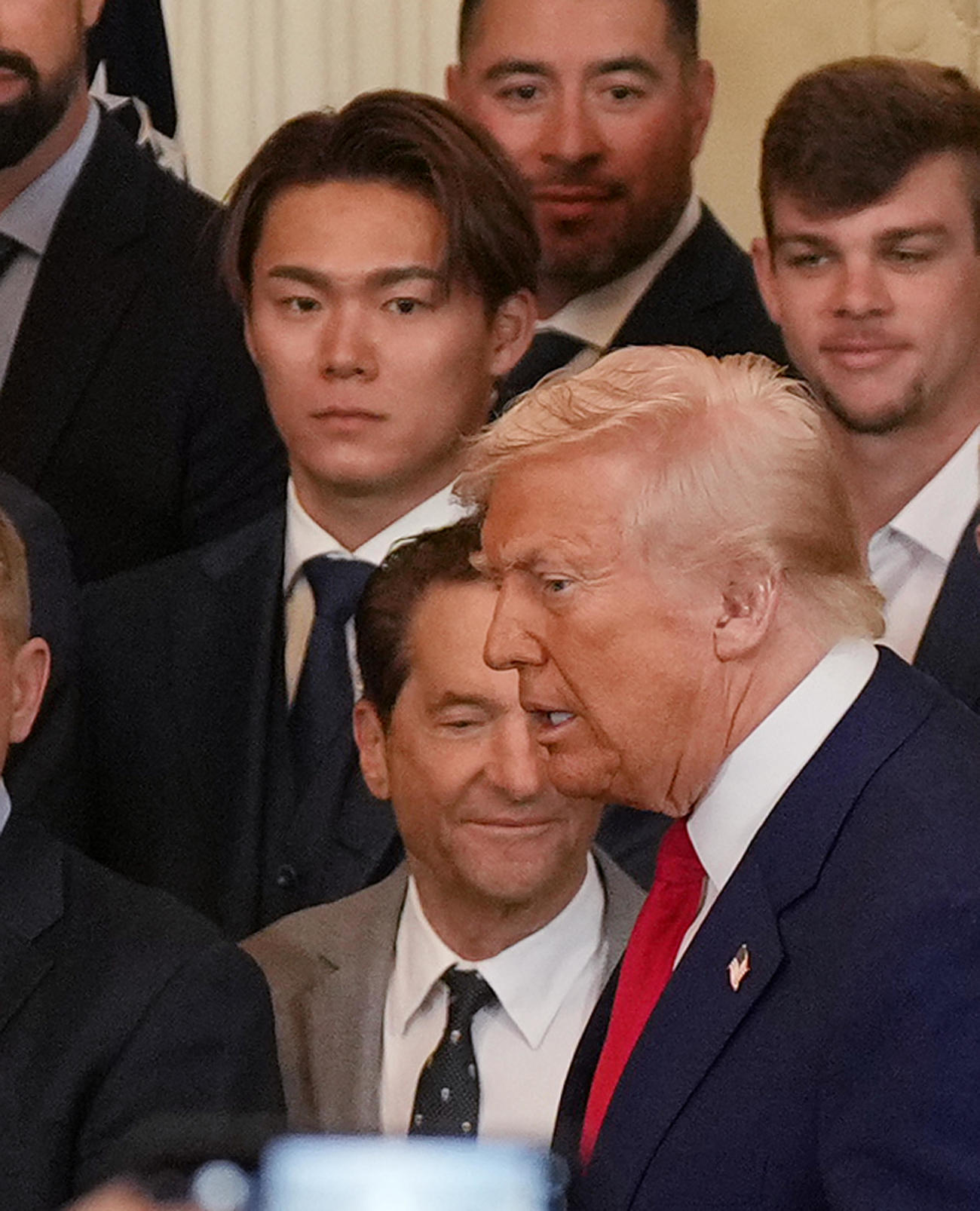 ホワイトハウスを表敬訪問し、登壇するトランプ大統領を見つめるドジャースんも選手ら（撮影・菅敏）