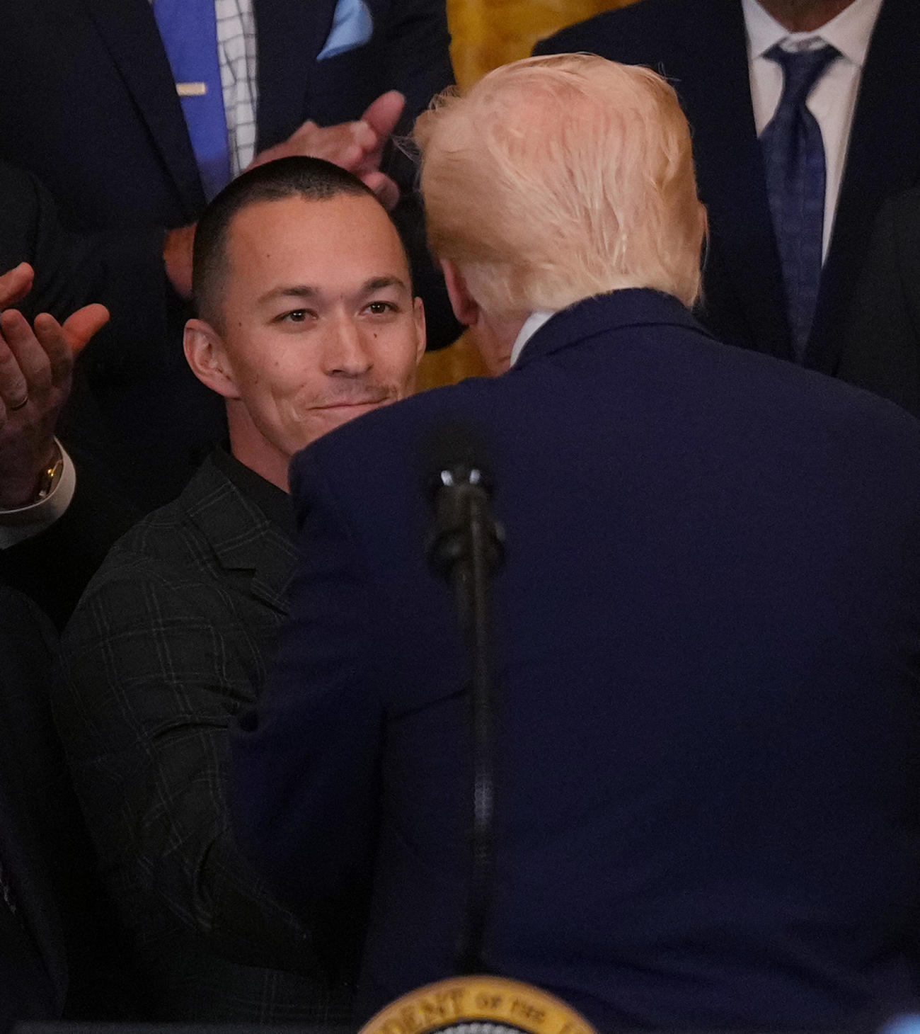 ホワイトハウスを表敬訪問し、ドナルド・トランプ大統領（右）から激励されるドジャース・エドマン（撮影・菅敏）