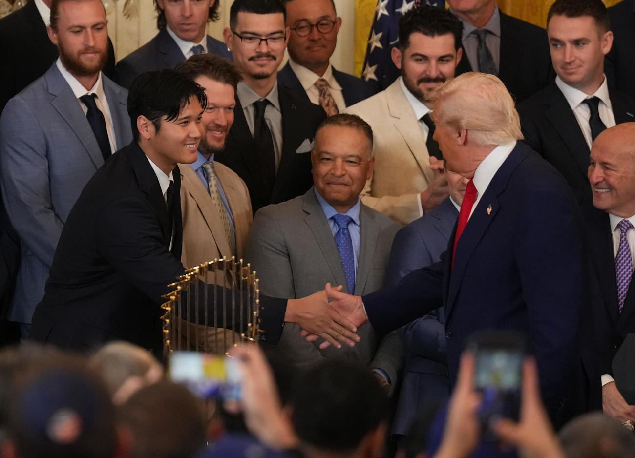 ホワイトハウスを訪問し、トランプ大統領（右）に握手で激励されるドジャース大谷（撮影・菅敏）