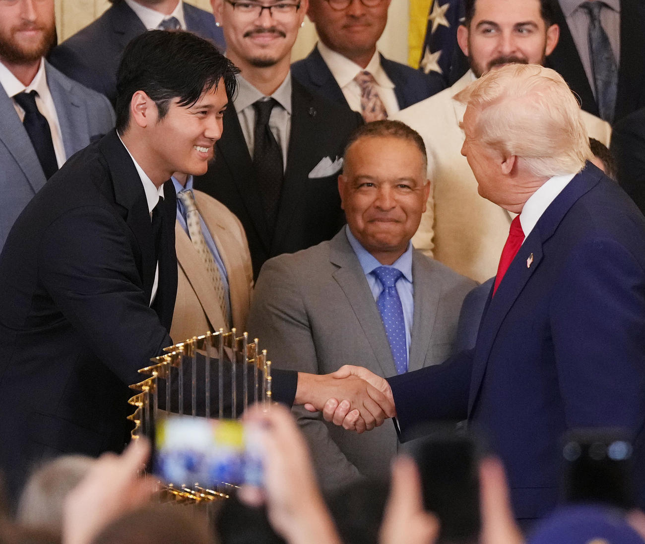 ホワイトハウスを表敬訪問し、トランプ大統領（右）から握手で激励されるドジャース大谷（撮影・菅敏）