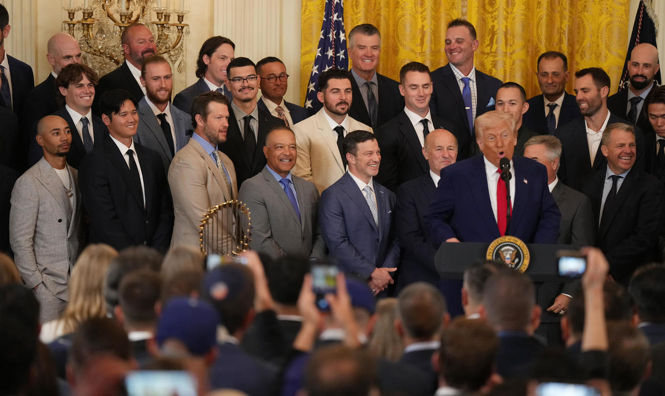 ホワイトハウスを表敬訪問し、トランプ大統領（手前）に紹介されるドジャース大谷（前列左から2人目）（撮影・菅敏）