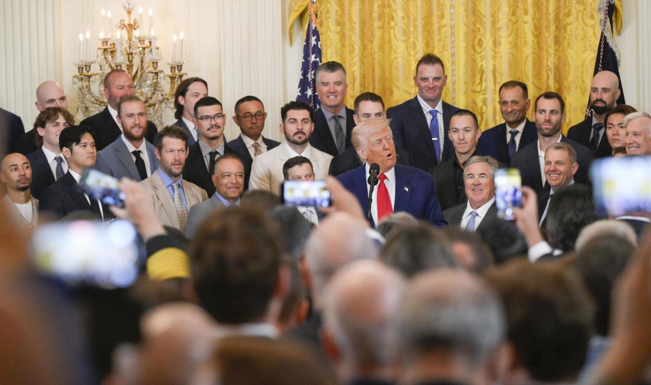 ホワイトハウスにトランプ大統領を表敬訪問した米大リーグ、ドジャースの大谷翔平（前列左から2人目）と山本由伸（右から2人目）ら（共同）
