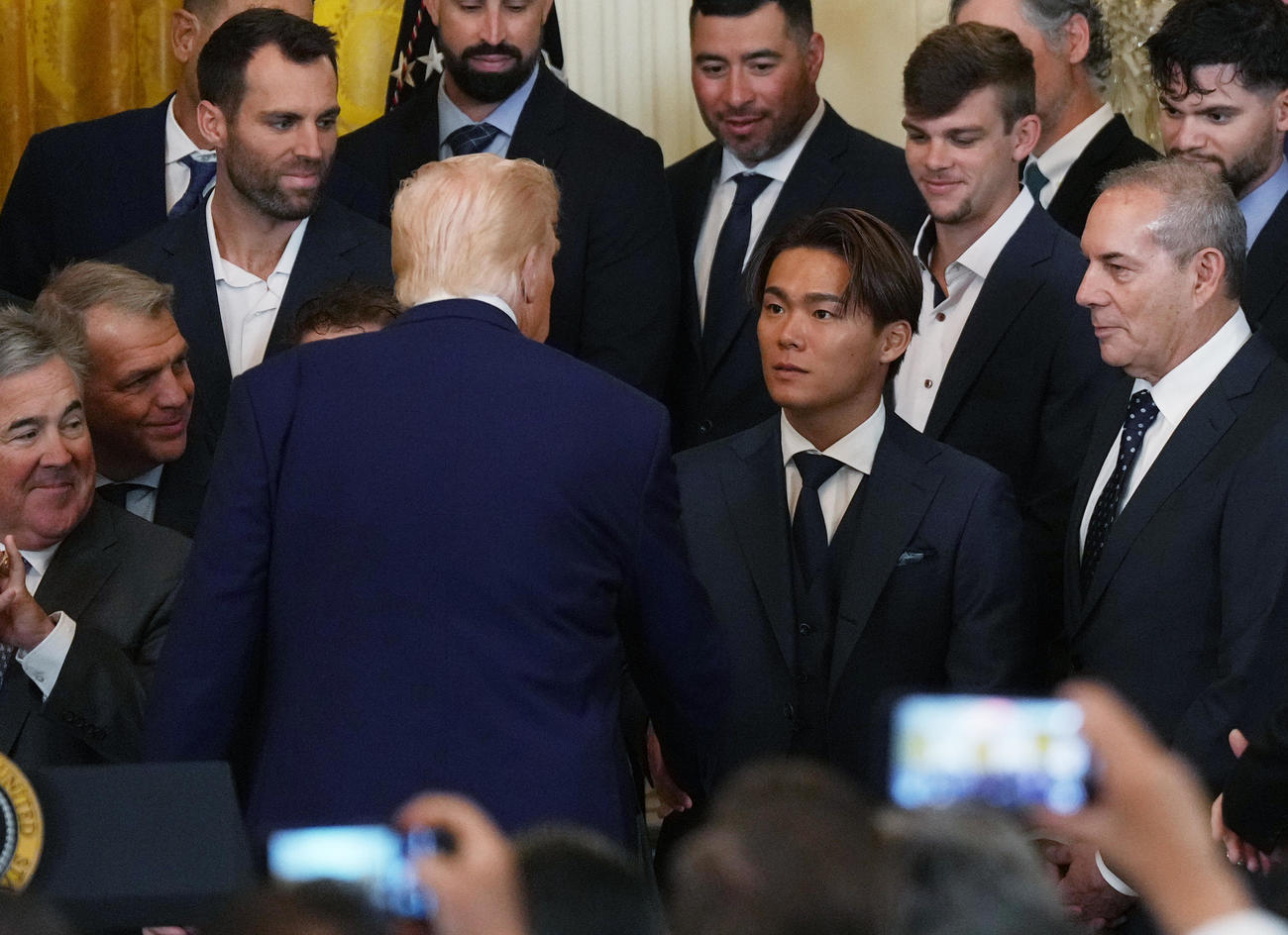 ホワイトハウスを表敬訪問し、トランプ大統領（左）に握手で激励されるドジャース山本（撮影・菅敏）