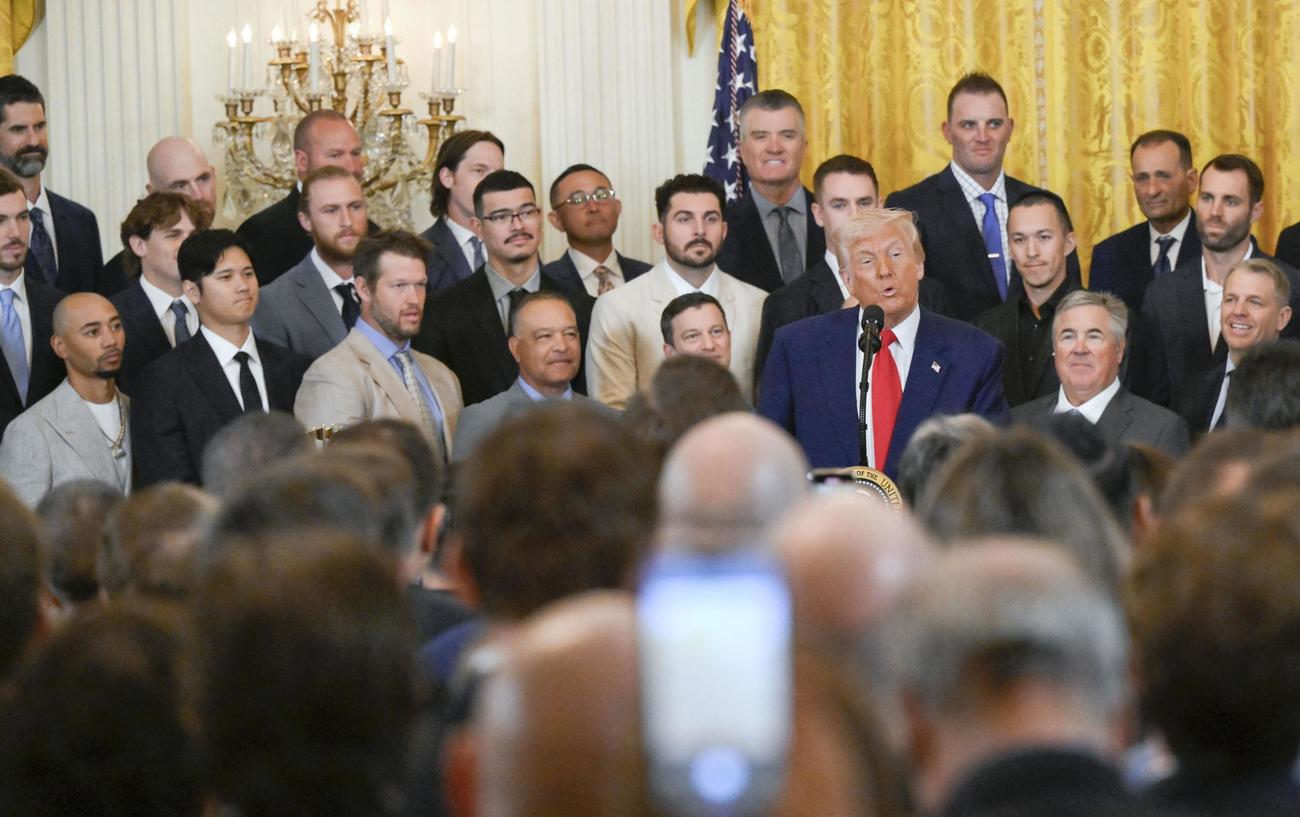 ホワイトハウスにトランプ大統領（前列右から3人目）を表敬訪問した、米大リーグ・ドジャースの大谷翔平（同左から2人目）（共同）