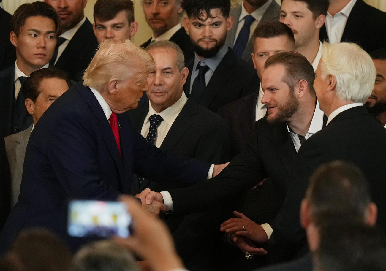ホワイトハウスを表敬訪問し、ドナルド・トランプ大統領（左）に握手で激励されるドジャース・マンシー（撮影・菅敏）