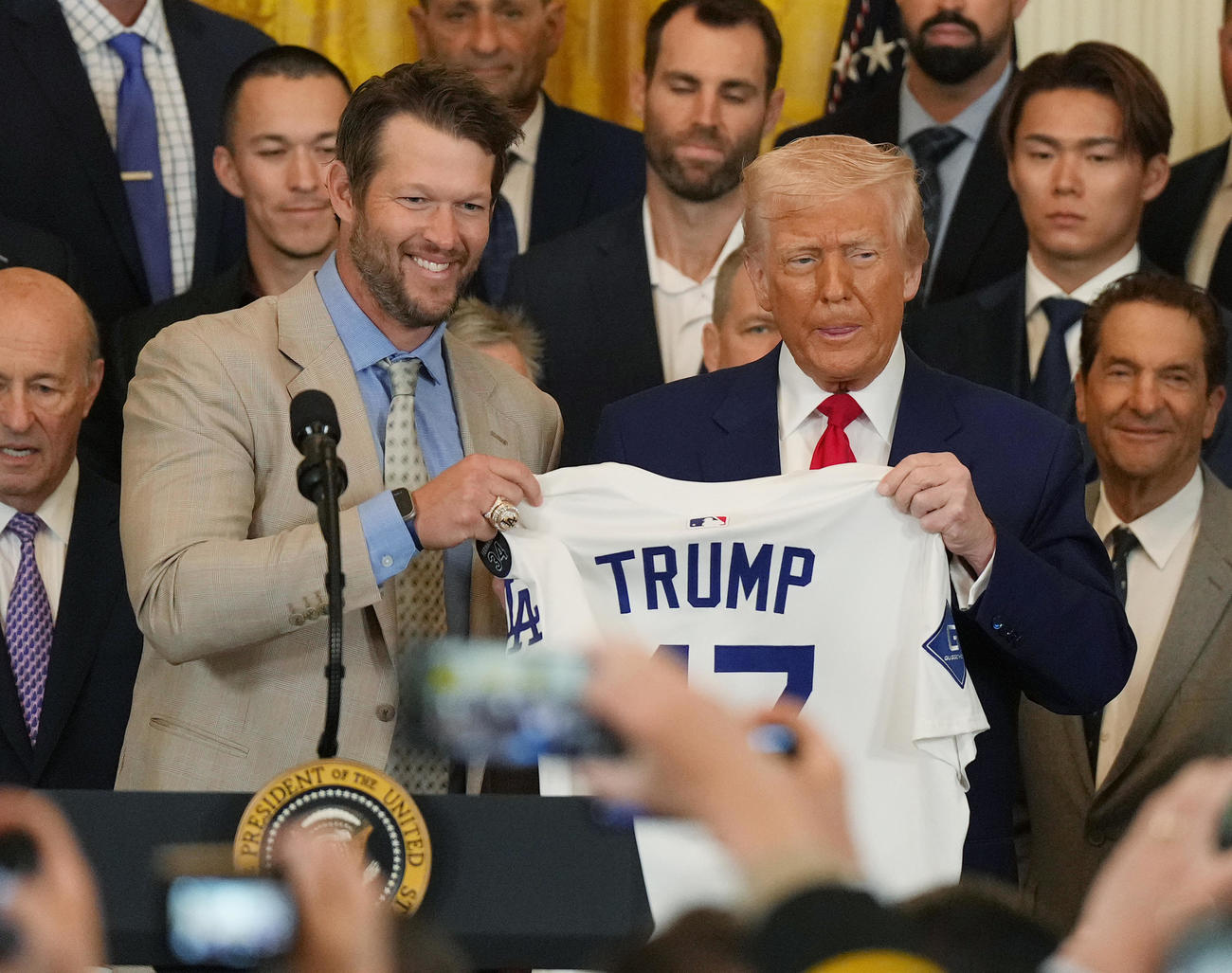 ホワイトハウスを表敬訪問し、トランプ大統領（右）にユニホームを手渡すドジャース・カーショー（撮影・菅敏）