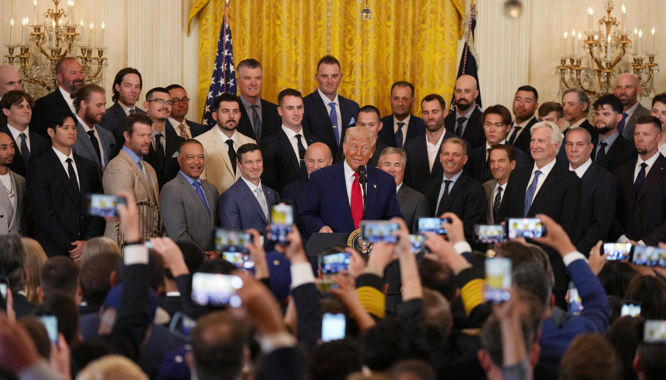 ホワイトハウスを表敬訪問し、ドナルド・トランプ大統領（中央）から激励されるドジャースの選手ら（撮影・菅敏）