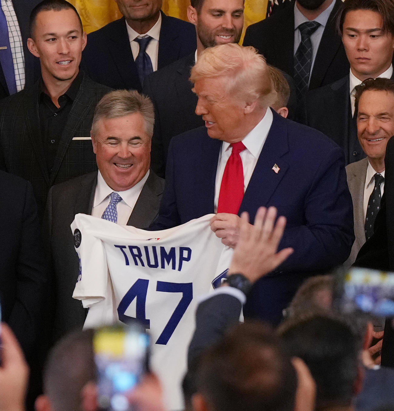 ホワイトハウスを表敬訪問し、受け取った背番号47のユニホームを手にするトランプ大統領（撮影・菅敏）