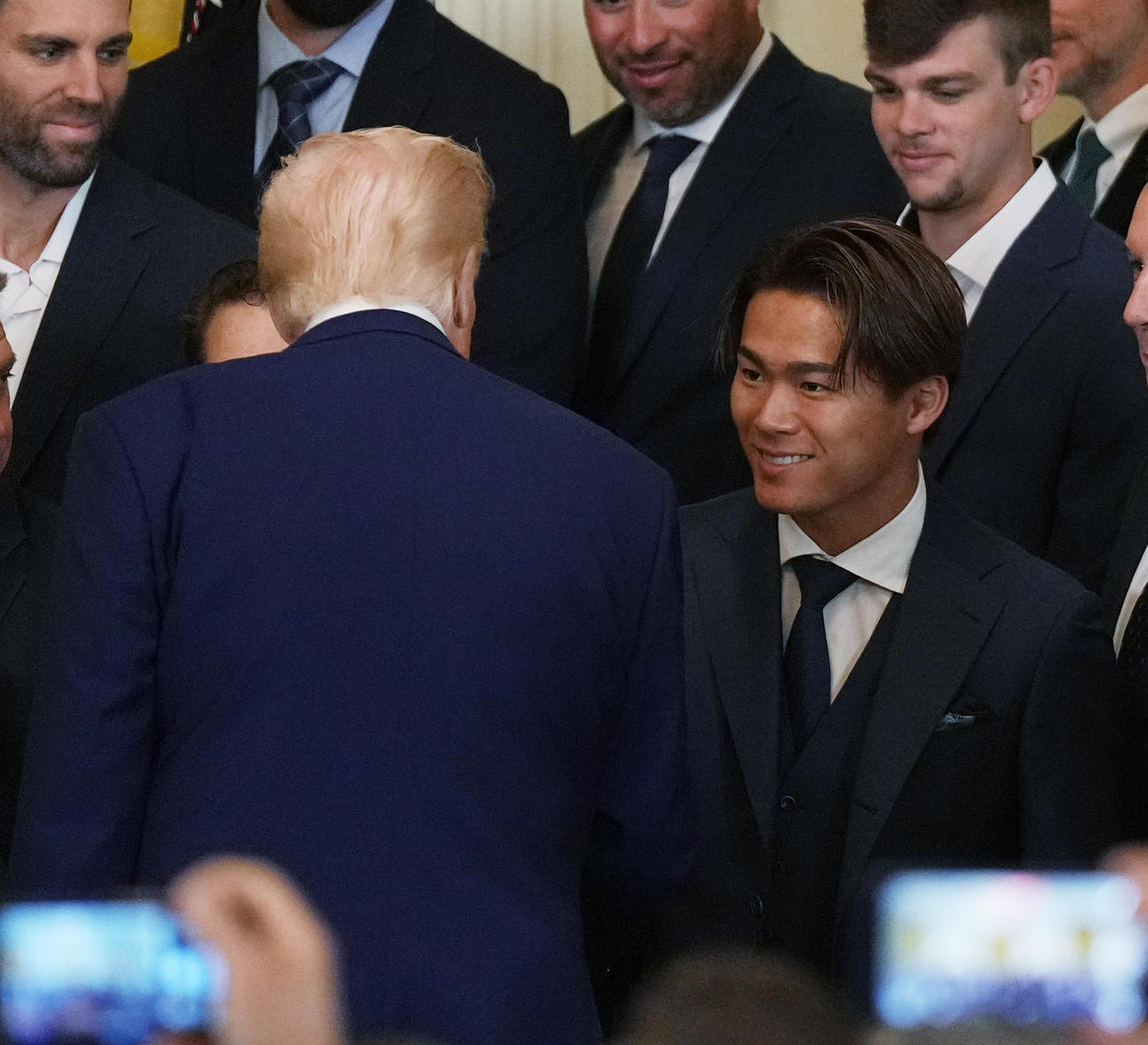 ホワイトハウスを表敬訪問し、トランプ大統領（左）に握手で激励されるドジャース山本（撮影・菅敏）