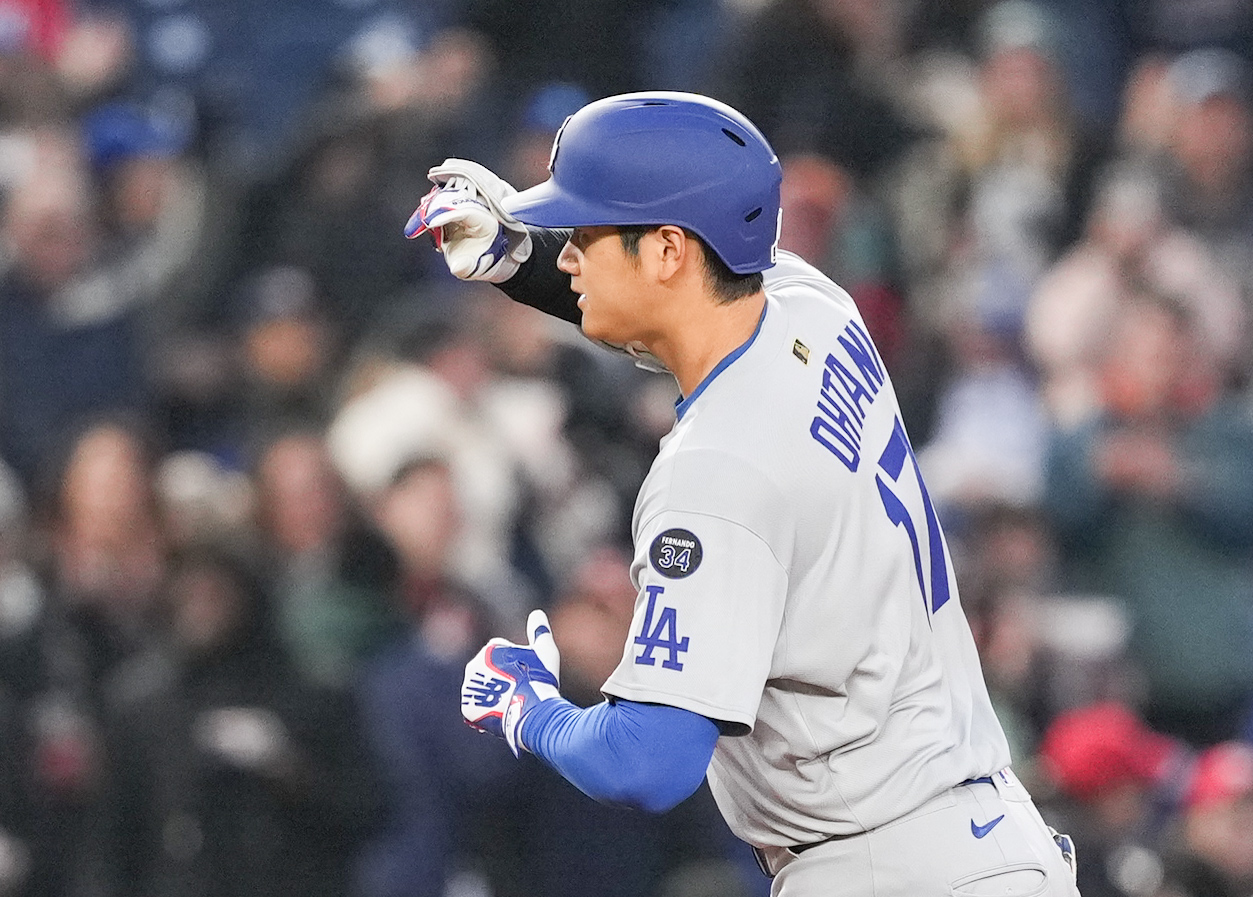 ナショナルズ対ドジャース　3回表ドジャース2死一塁、右越えに2点本塁打を放ち、ダイヤモンドを回りながらポーズをとる大谷（撮影・菅敏）
