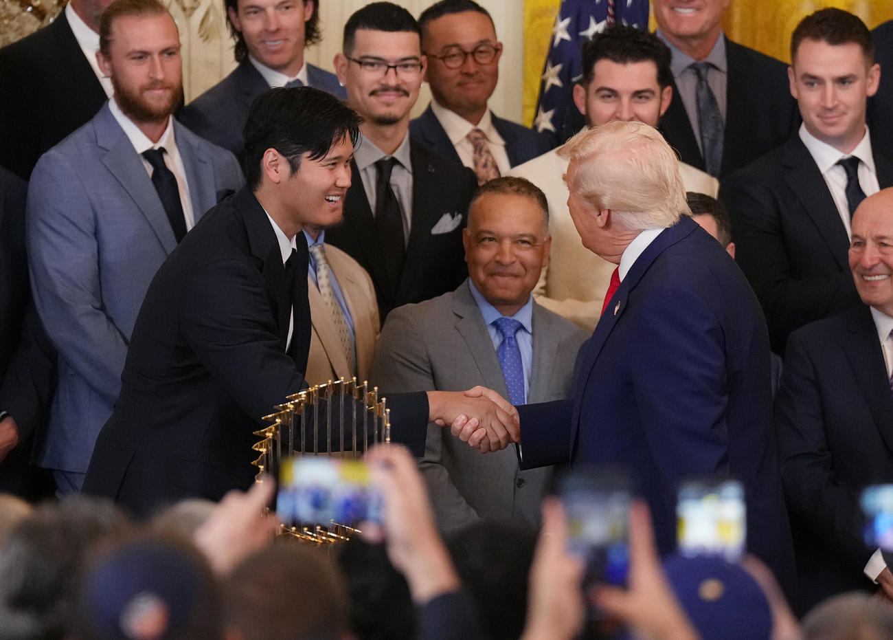 ホワイトハウスを訪問し、トランプ大統領（右）に握手で激励されるドジャース大谷（撮影・菅敏）