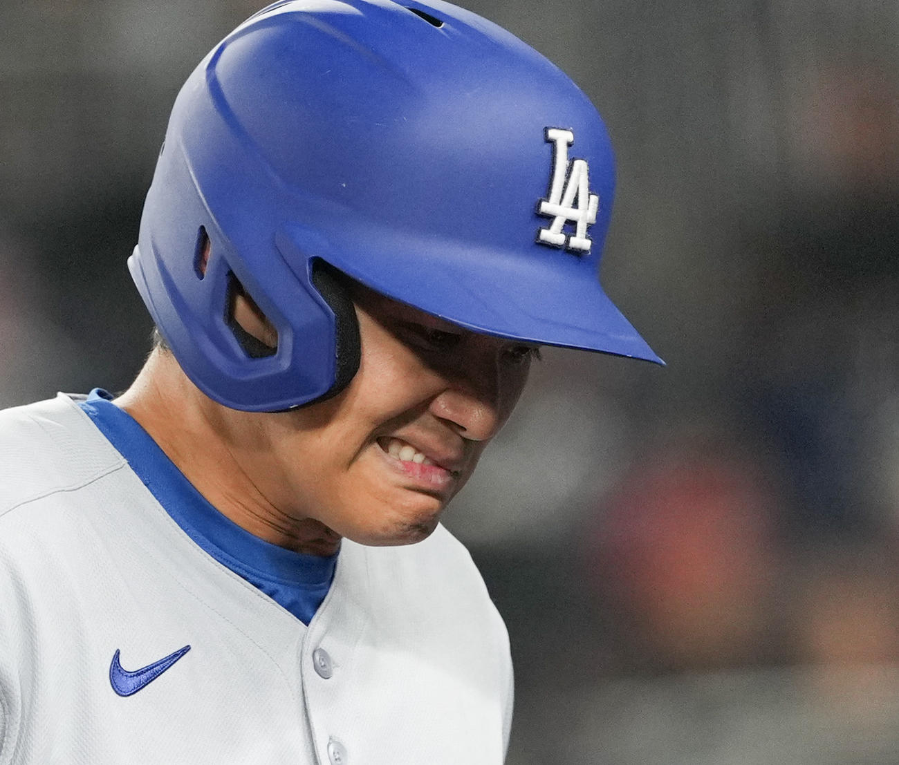 ナショナルズ対ドジャース　8回表ドジャース無死二塁、三振に倒れ、厳しい表情を見せる大谷（撮影・菅敏）