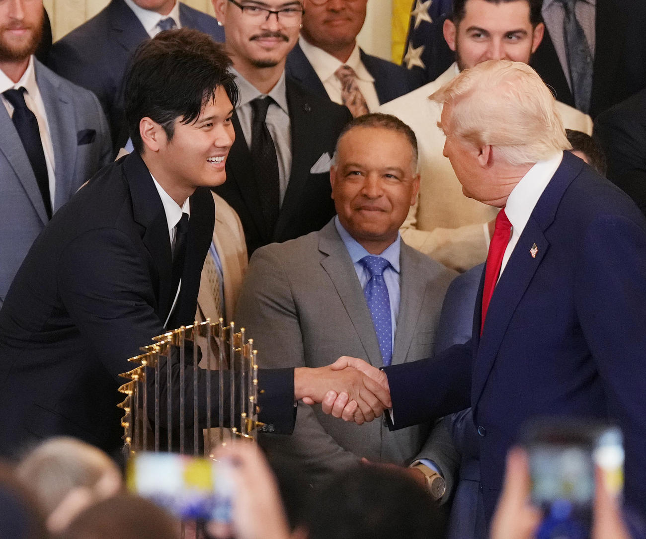 ホワイトハウスを表敬訪問し、トランプ大統領（右）から握手で激励されるドジャース大谷（撮影・菅敏）