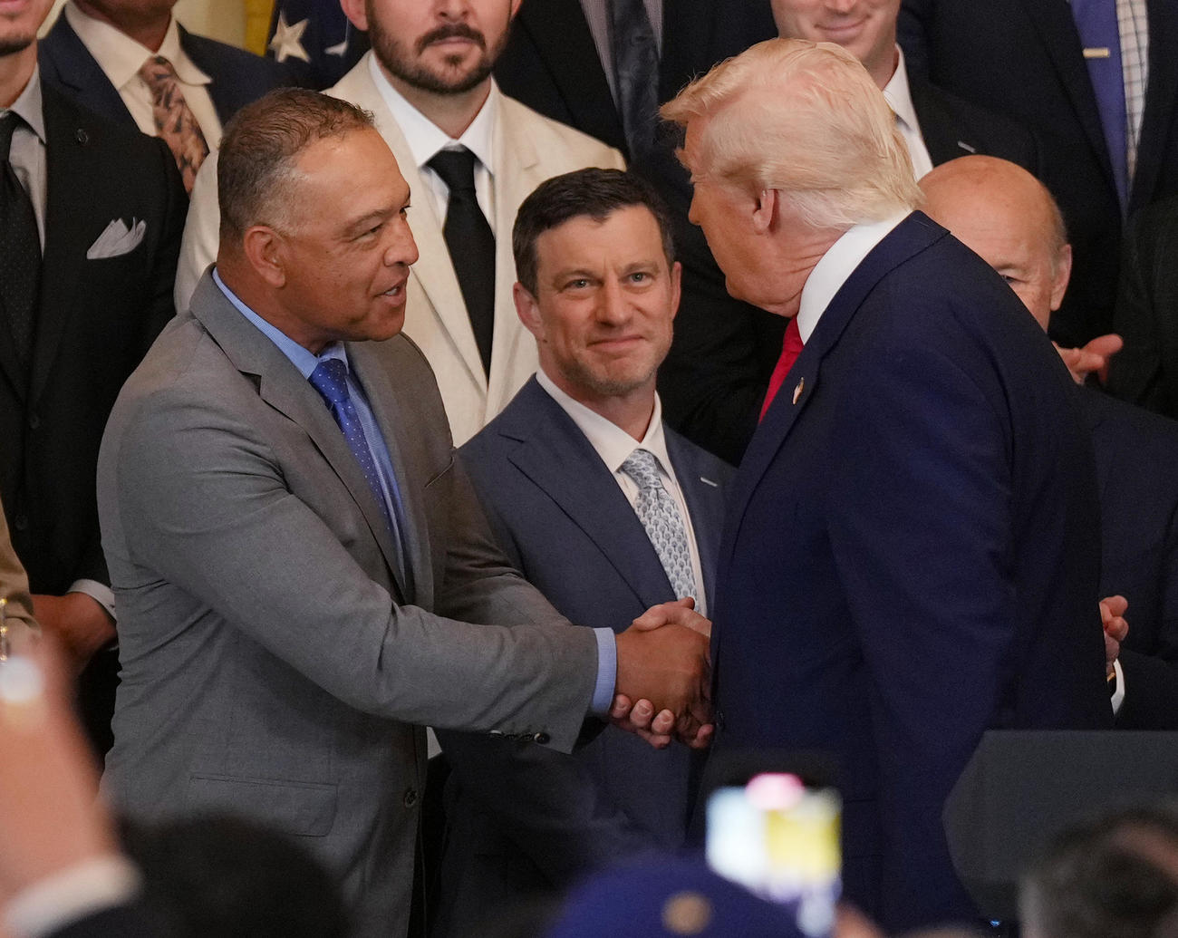 ホワイトハウスを表敬訪問し、トランプ大統領（右）から激励されるドジャース・ロバーツ監督（撮影・菅敏）