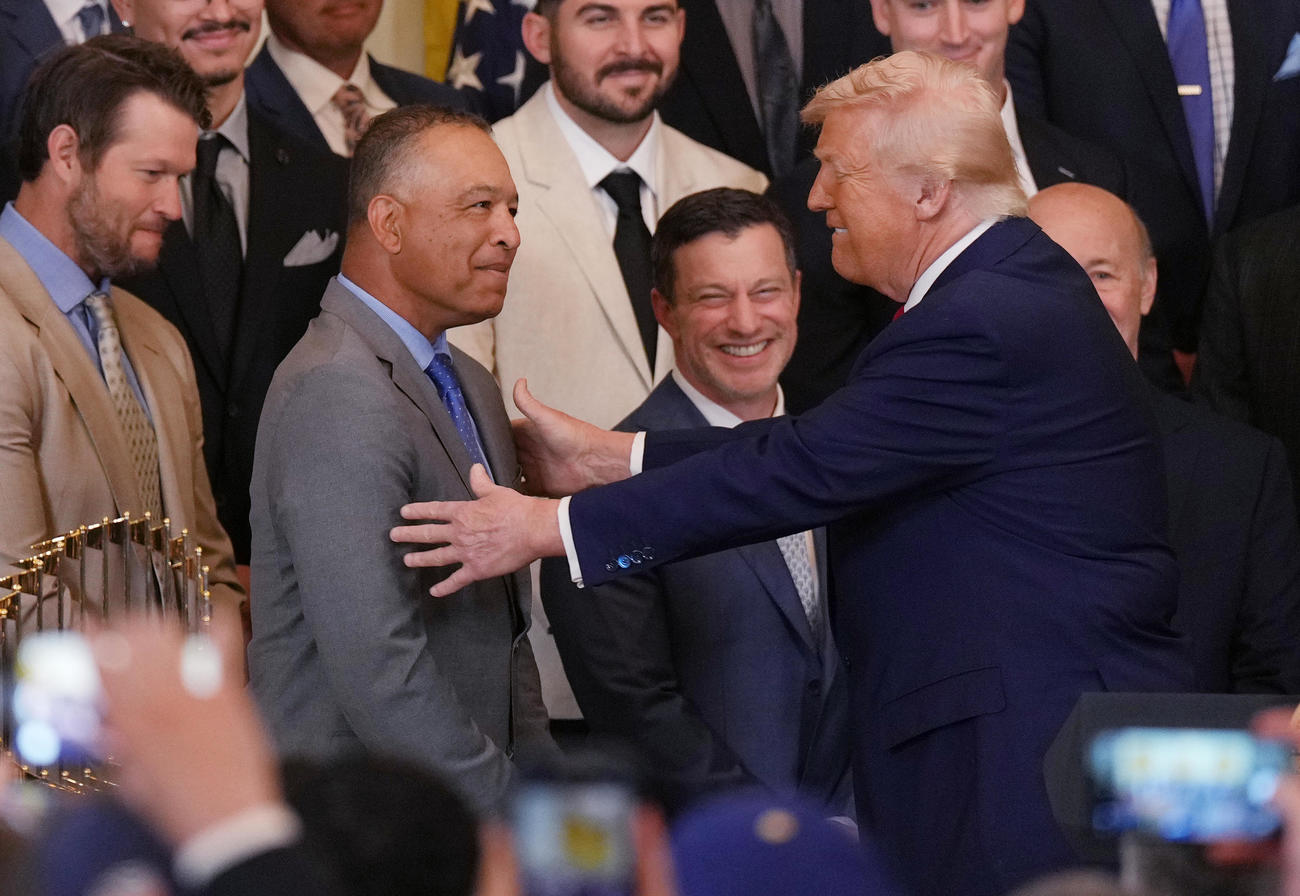 ホワイトハウスを表敬訪問し、トランプ大統領（右）から激励されるドジャース・ロバーツ監督（撮影・菅敏）