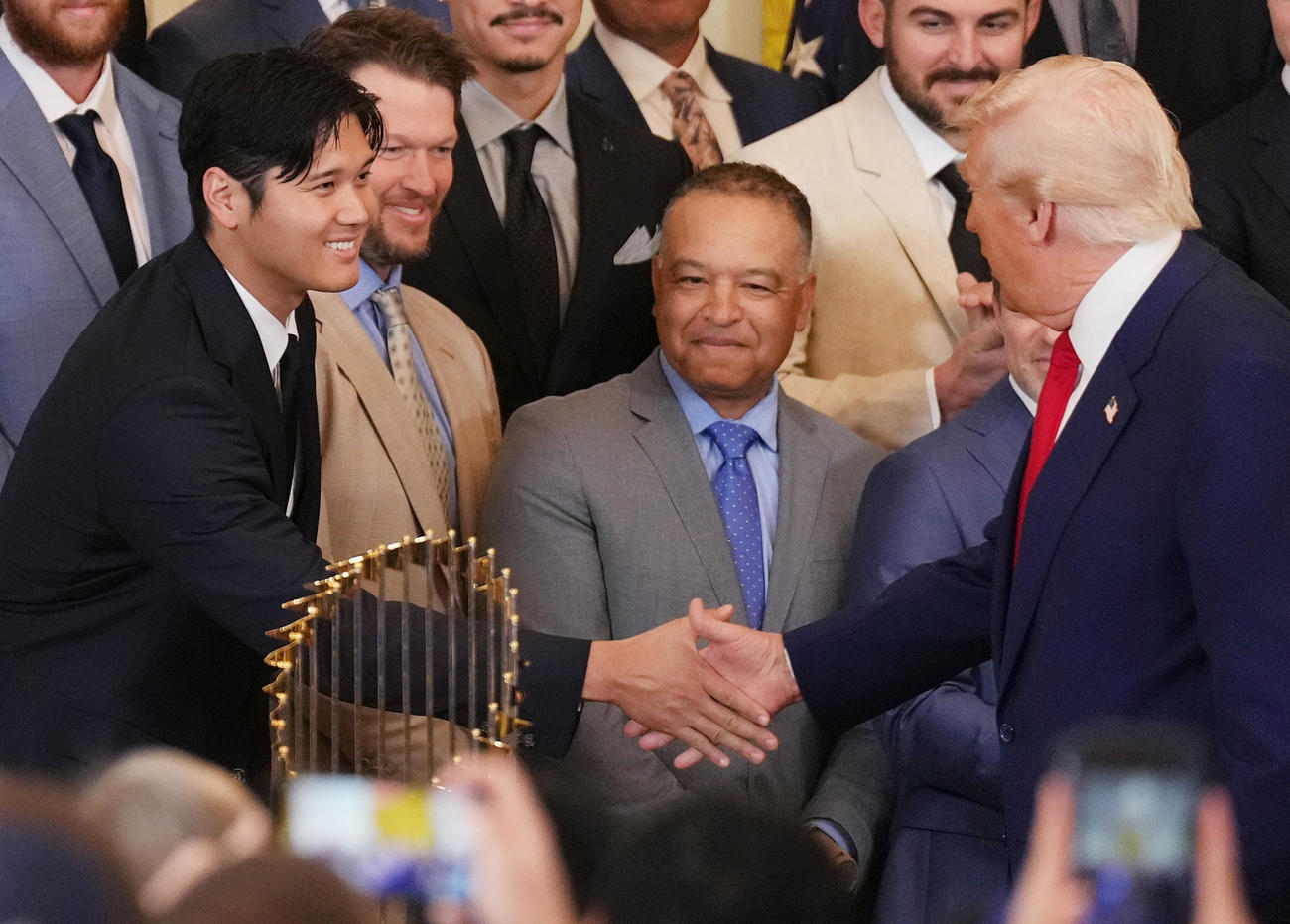 ホワイトハウスを表敬訪問し、トランプ大統領（右）から握手で激励されるドジャース大谷（撮影・菅敏）