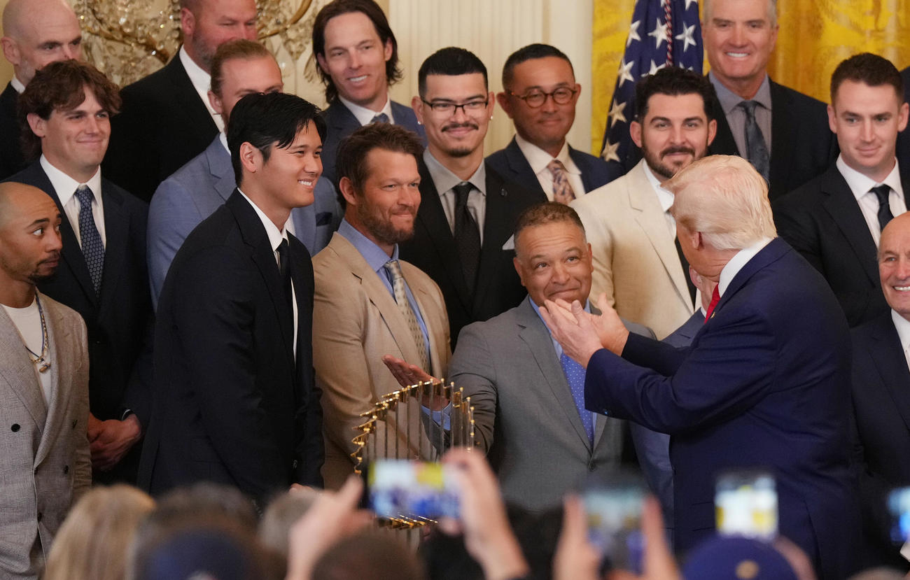 ホワイトハウスを表敬訪問し、トランプ大統領（右）から拍手で激励されるドジャース大谷（撮影・菅敏）