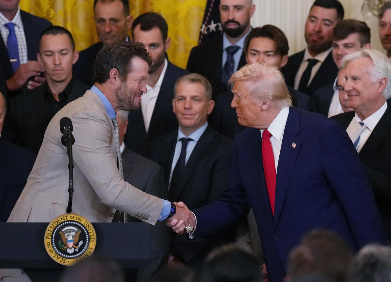 ホワイトハウスを表敬訪問し、トランプ大統領（右）に握手で激励されるドジャース・カーショー（撮影・菅敏）