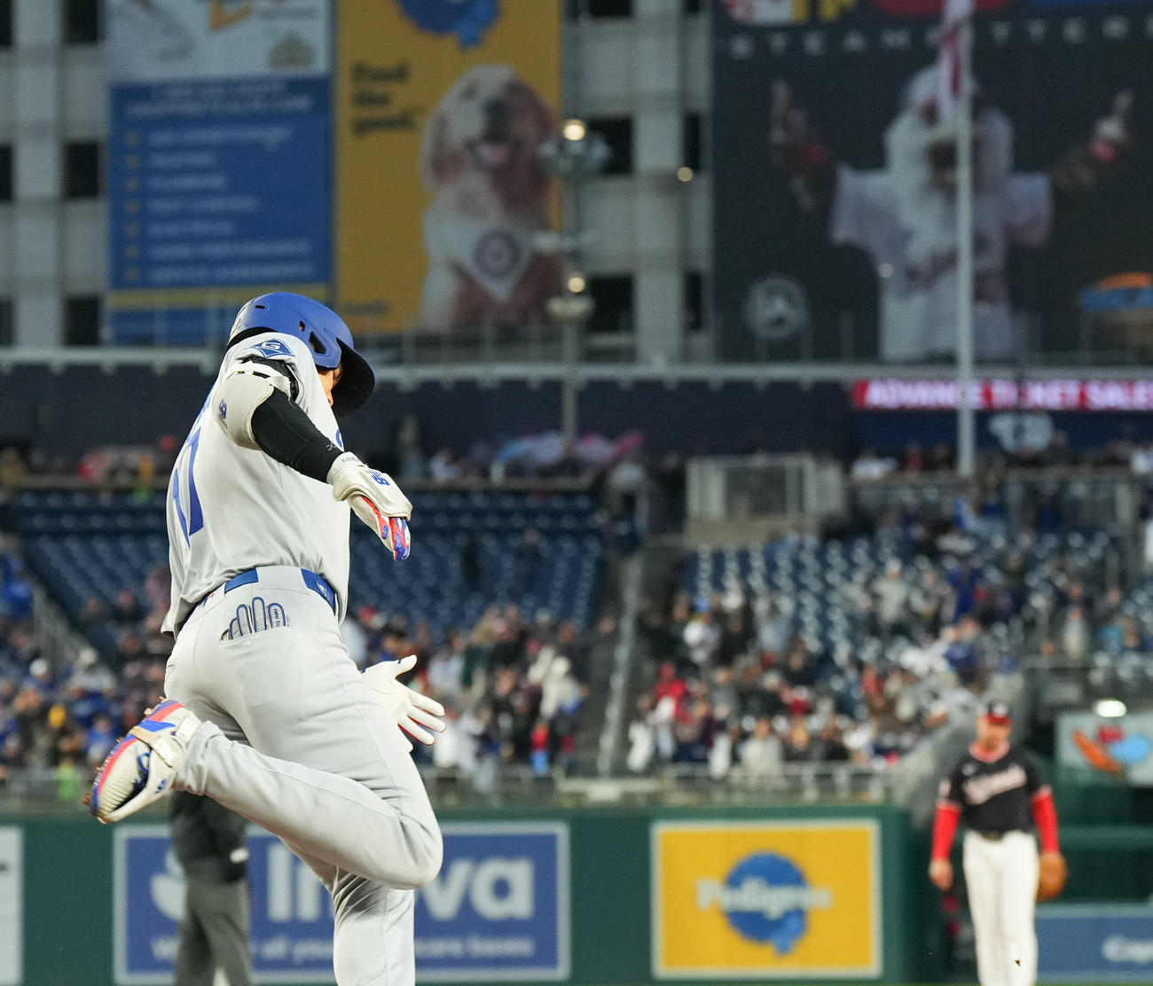 ナショナルズ対ドジャース　3回表ドジャース2死一塁、右越えに2点本塁打を放ち、ダイヤモンドを回るる大谷（撮影・菅敏）