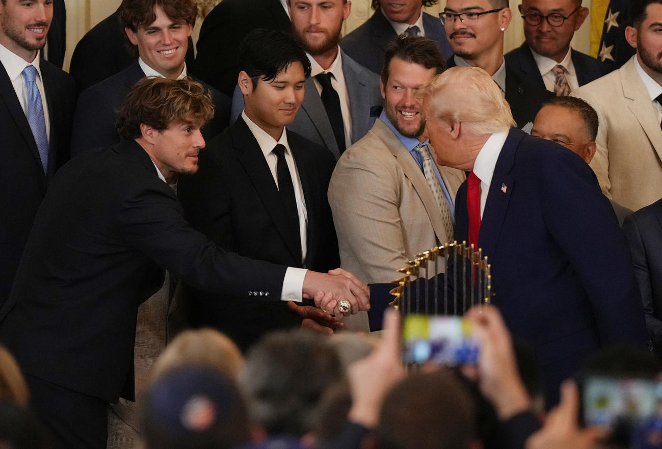 ホワイトハウスを表敬訪問し、トランプ大統領（右）に握手で激励されるドジャースのK・ヘルナンデス（撮影・菅敏）