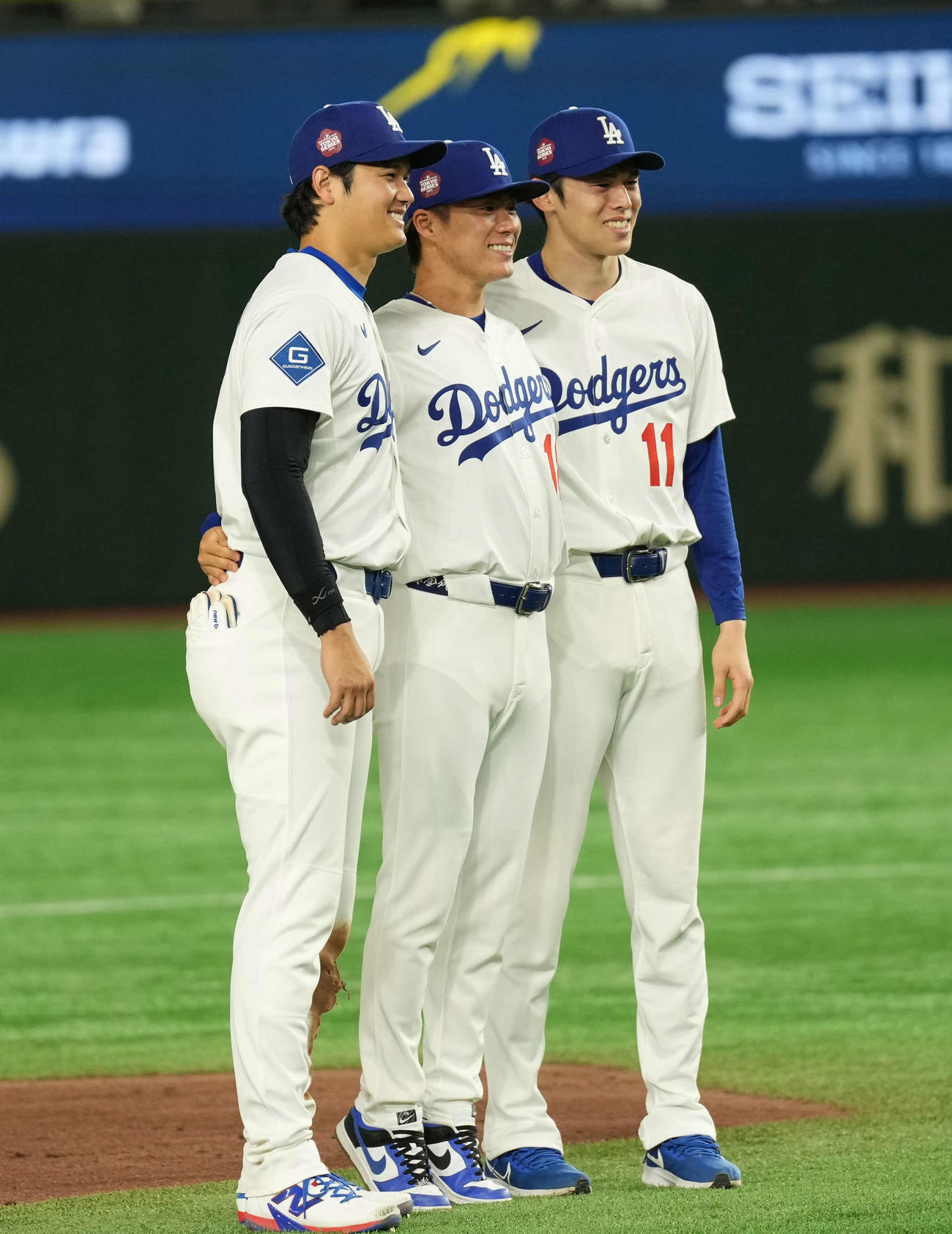 MLBの東京開幕戦を終えて記念撮影する、左からドジャース大谷、山本、佐々木。山本は密かに背伸び（2025年3月撮影）