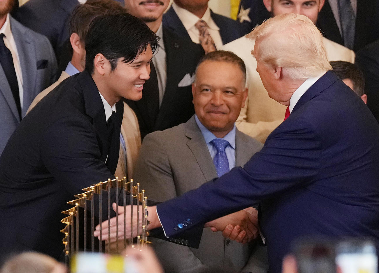 ホワイトハウスを表敬訪問し、トランプ大統領（右）から握手で激励されるドジャース大谷（撮影・菅敏）