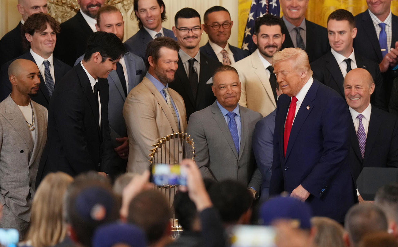 ホワイトハウスを表敬訪問し、トランプ大統領（右から2人目）から激励されるドジャース大谷（左から2人目）（撮影・菅敏）