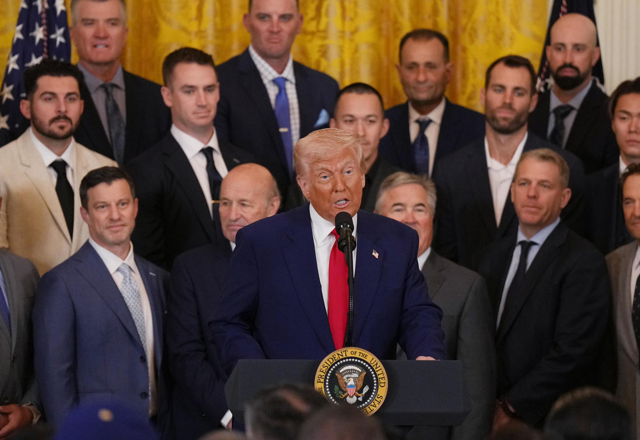 ホワイトハウスを表敬訪問し、ドナルド・トランプ大統領（中央）から激励されるドジャースの選手ら（撮影・菅敏）