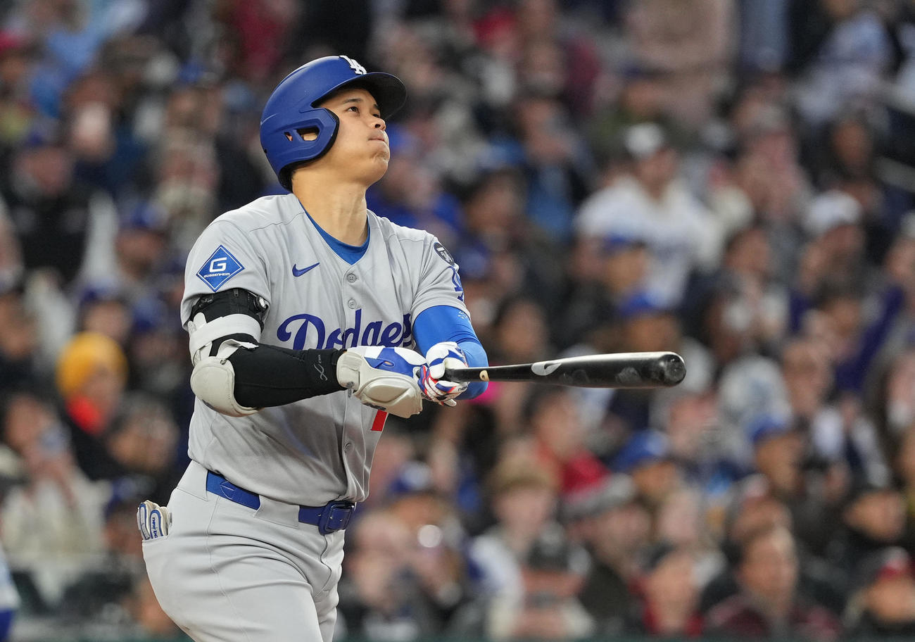 ナショナルズ対ドジャース　3回表ドジャース2死一塁、右越えに2点本塁打を放つ大谷（撮影・菅敏）