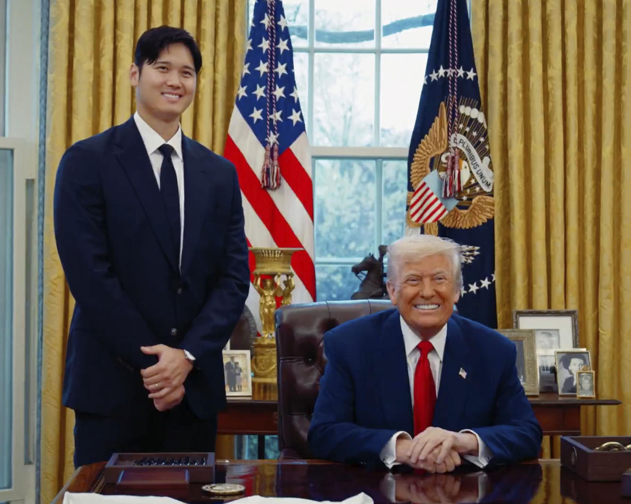 7日、米大リーグ・ドジャースのホワイトハウス表敬訪問で、笑顔を見せる大谷翔平（左）とトランプ米大統領（ホワイトハウスの公式Xから、共同）