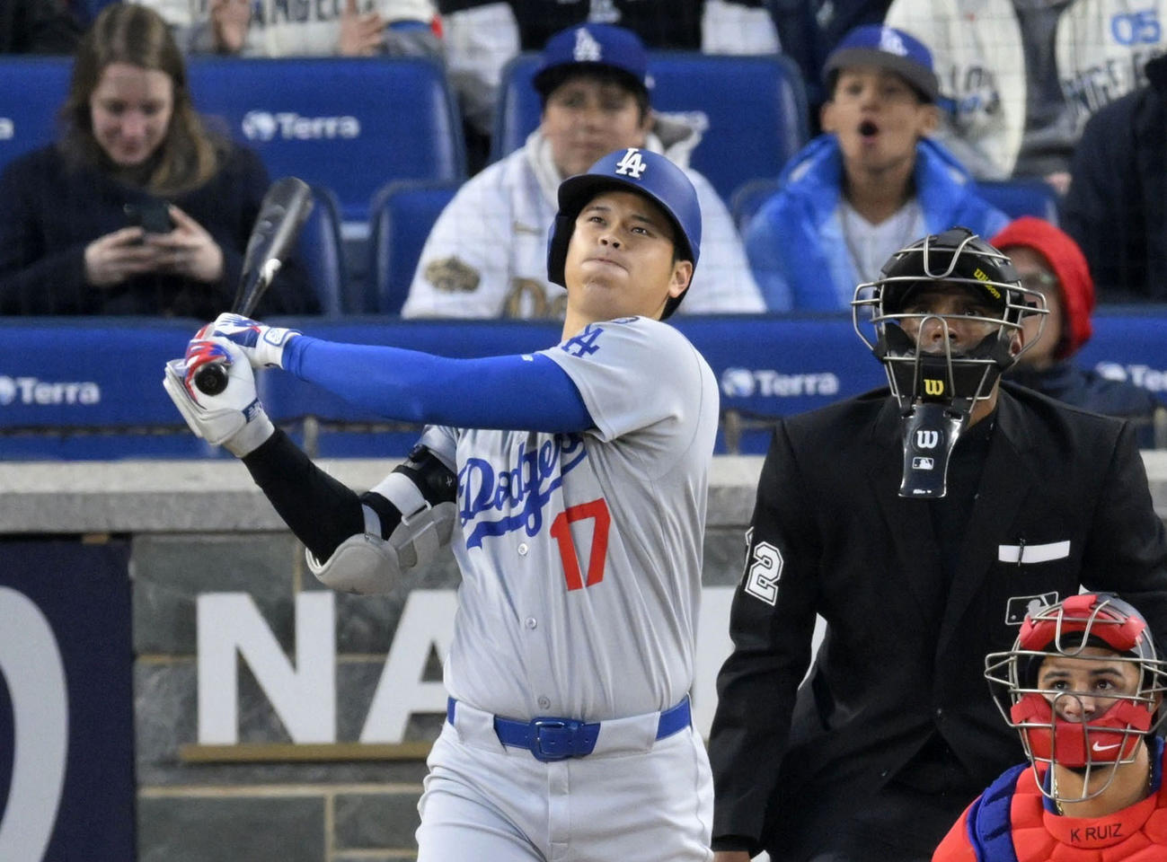 ナショナルズ戦の3回、4号2ランを放つドジャース・大谷（共同）