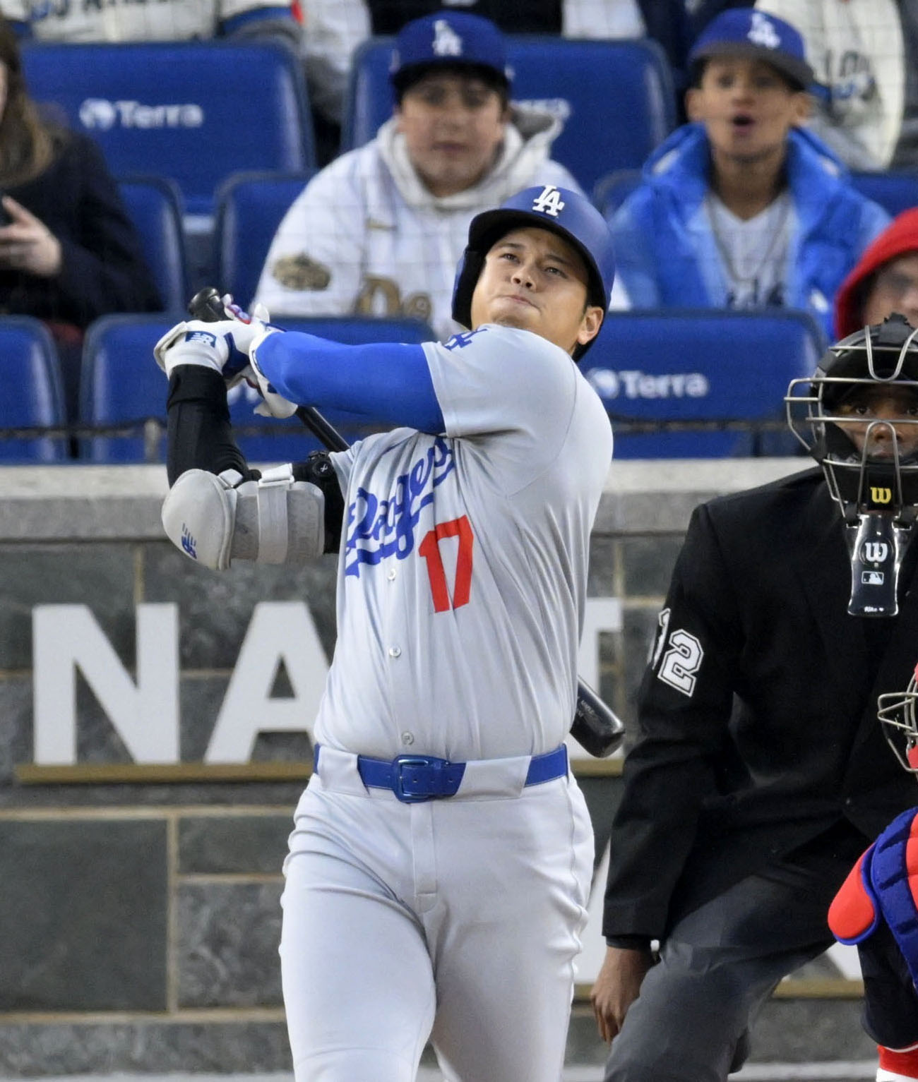 ナショナルズ戦の3回、4号2ランを放つドジャース・大谷（共同）