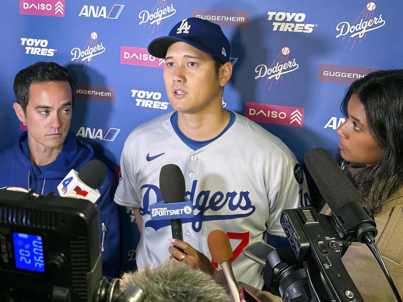 ナショナルズ戦後、取材に応じるドジャース・大谷（共同）