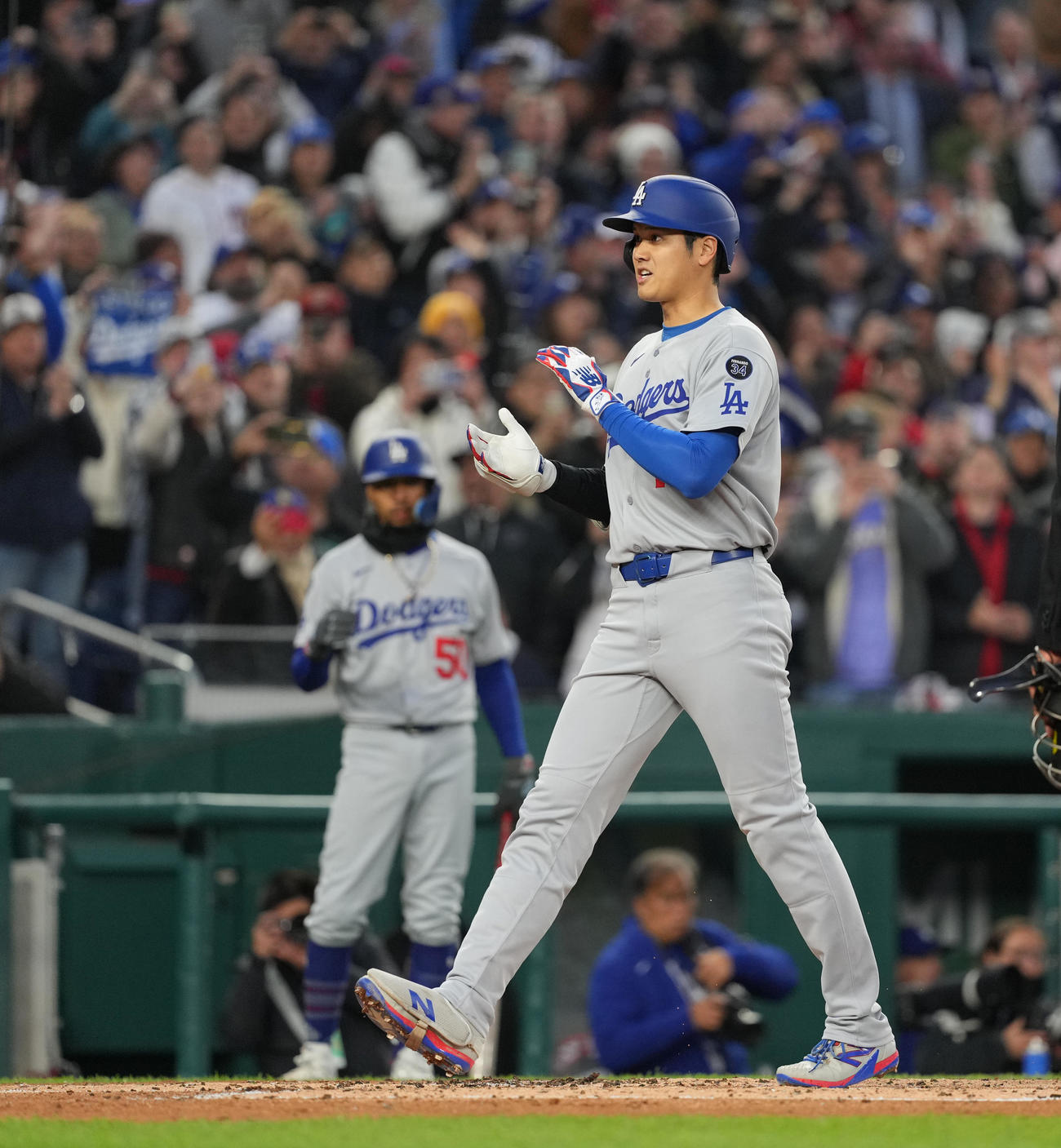 ナショナルズ対ドジャース　3回表ドジャース2死一塁、右越えに2点本塁打を放ち、本塁に戻る大谷（撮影・菅敏）