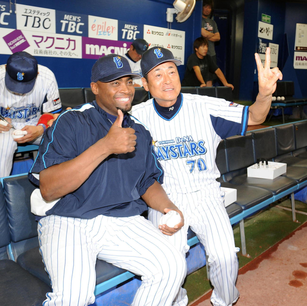 ベンチでポーズをとるトニ・ブランコと中畑清監督（2013年8月23日）