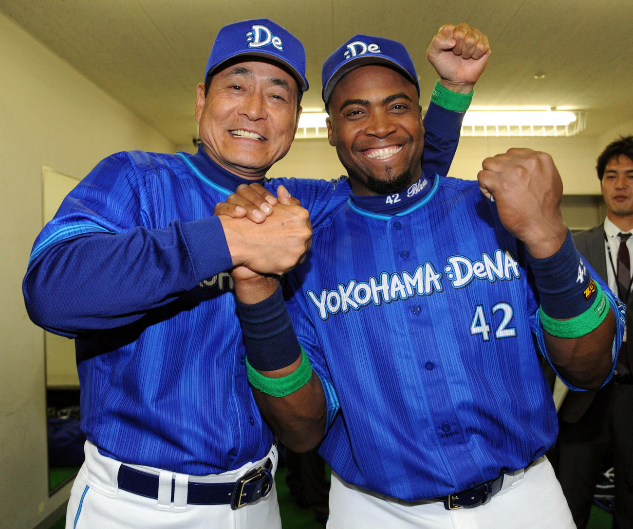 試合後、勝利を喜ぶ中畑清監督（左）とトニ・ブランコ（2013年3月29日撮影）