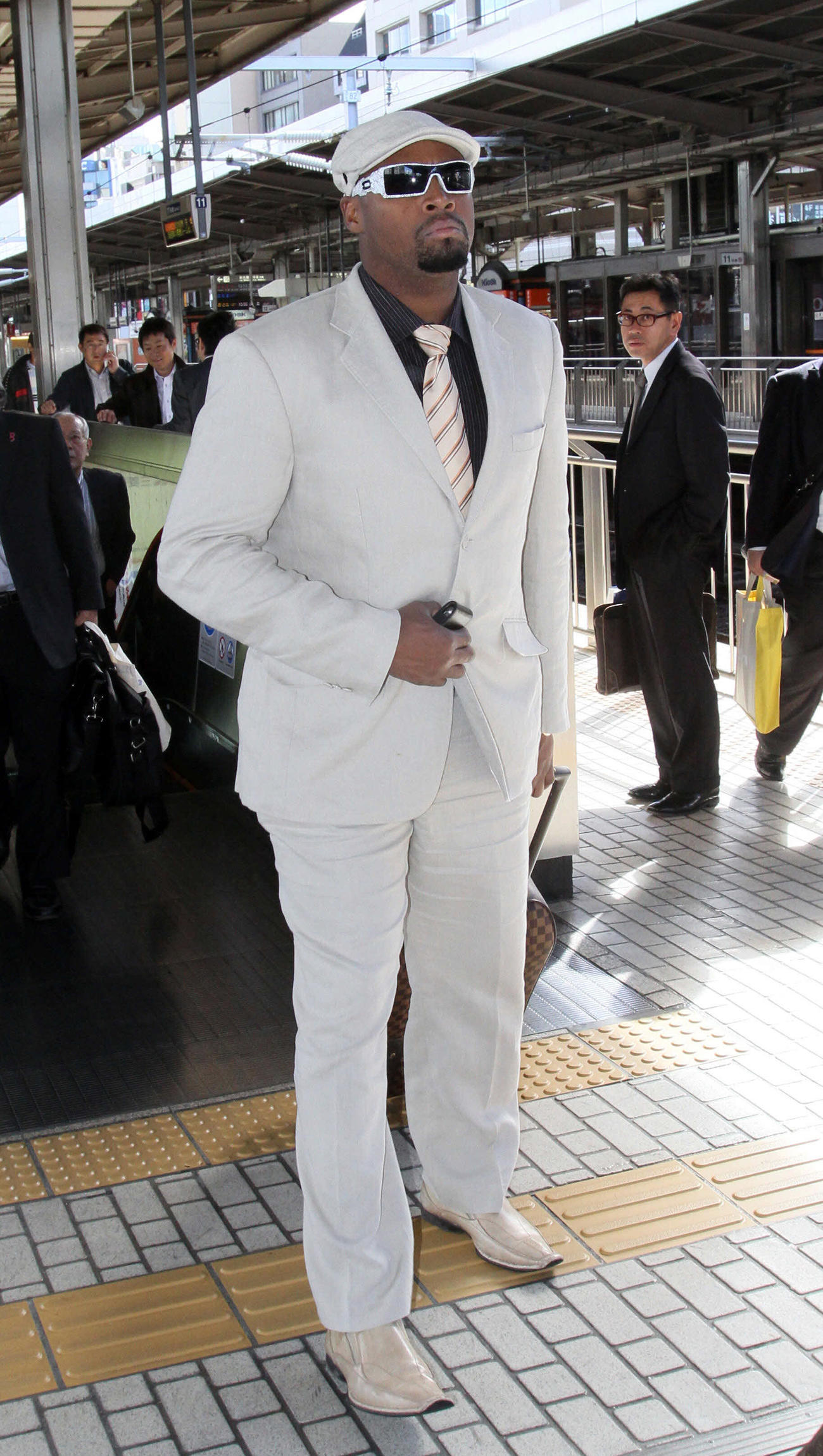 白いスーツ姿で移動するブランコ（2010年11月1日撮影）